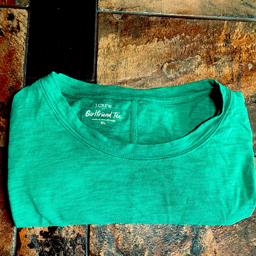 JCREW Girlfriend tee 💚